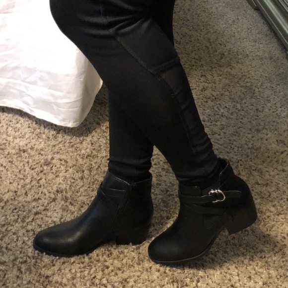 New black booties with buckle - Picture 4 of 7